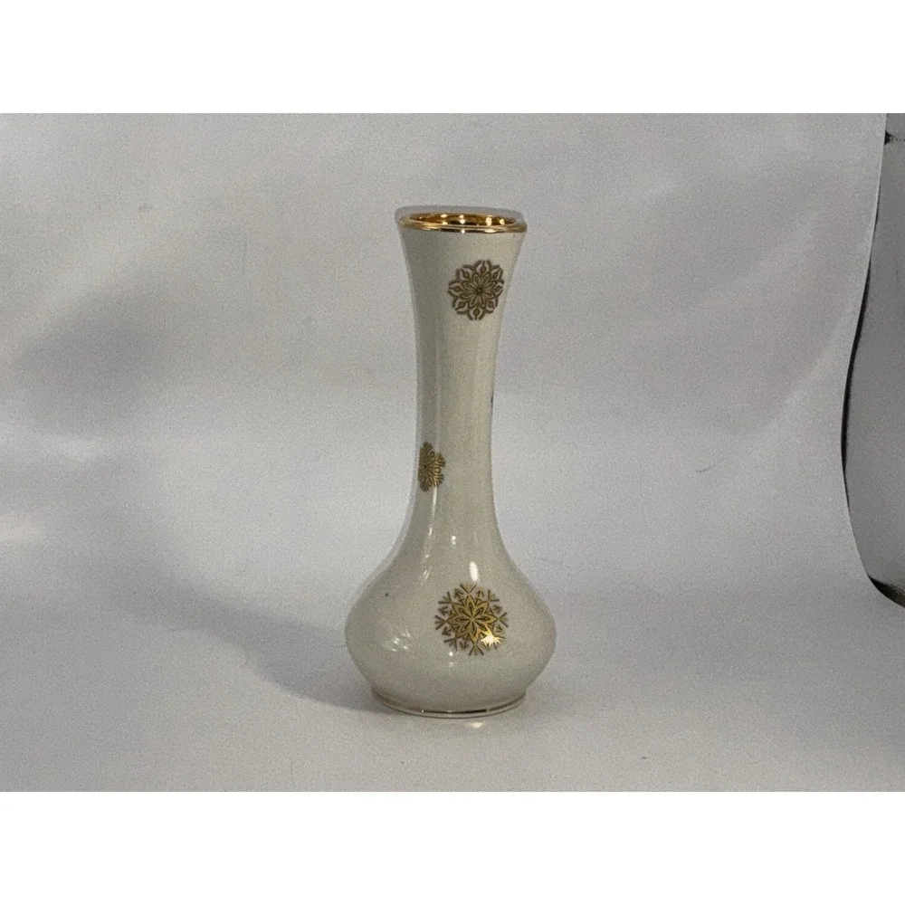 Small White Vase With Flowers Trimmed In‎ 22k Gold Made In U.S.A 6.5 X 3